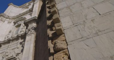 Cadiz 'in dış cephesindeki Santa Cruz Katedrali açık mavi gökyüzü kaplaması sol .