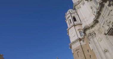 İspanyol Cadiz dış cephesinde Santa Cruz Katedrali sağ açık mavi gökyüzü pan ile.