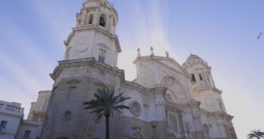 Cadiz Katedrali 'nin rastgele bir görüntüsü. Dış mavi gökyüzü..