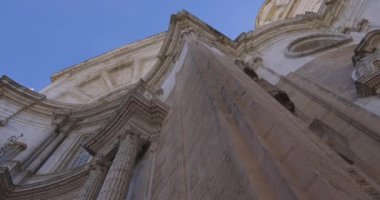 Cadiz İspanyol katedralinin açık mavi gökyüzü dış cephesinin rastgele görüntüsü..
