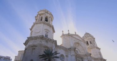 Cadiz Katedrali 'nin statik görüntüsü. Açık mavi gökyüzü dış görünüşü..