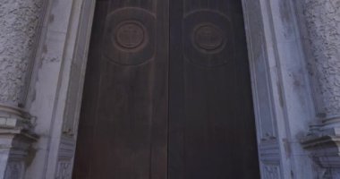 Cadiz İspanyol Santa Cruz Katedrali ön kapı detayı berrak mavi gökyüzü yukarı eğimli