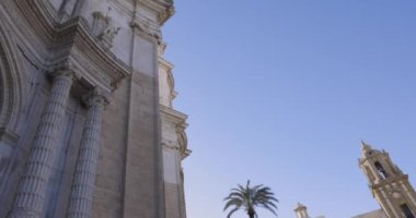 Cadiz Santa Cruz Katedrali dış görünüş açık mavi gökyüzü