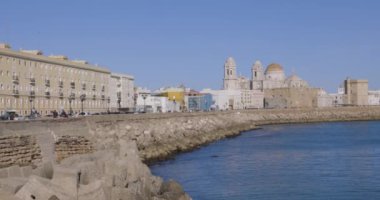 Açık gökyüzü şehri panoramik tepsisiyle güneşli bir günde mavi suyun yanında bina cepheleri ve okyanus manzarası
