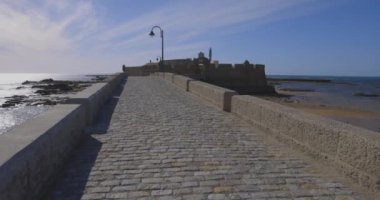 Güneşli bir günde, Cadiz 'de mavi gök cızırtısıyla San Sebastian kale köprüsü geçidi..