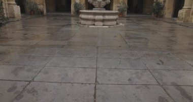 Kraliyet Tütün Fabrikası Müzesi Sevilla iç avlusunda Bulutlu bir günde şelale ile birlikte