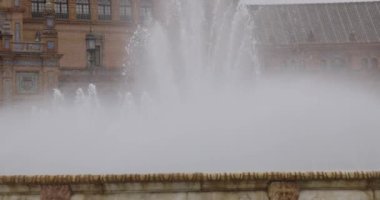 Plaza de Espana Seville 'deki çeşme kapanıyor. Bulutlu bir günde dış cephede bina var.