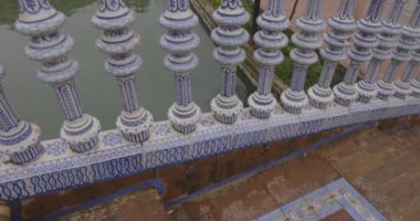 Sevill 'deki Espana Plaza de Espana Kulesi ile tarihi anıt cephesi
