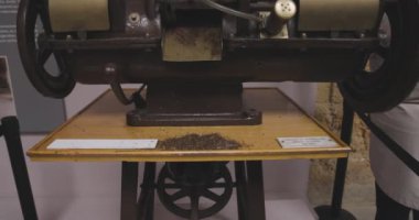 Tütün yaprağı öğütücü endüstriyel fabrika makinesini öğütüyor.