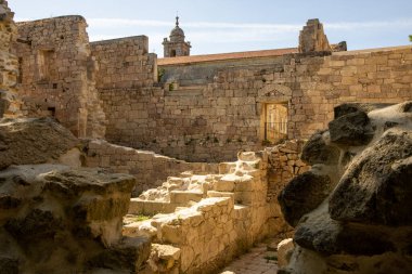 Güneş ışığıyla dolu göz kamaştırıcı kalıntılar eski çağın öykülerini ve tarihini özetliyor, doğanın eski yapıları güzel bir kontrast için geri kazandığını gösteriyor..