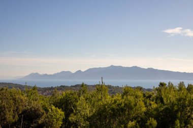 Kibar dalgaların çakıllı bir sahile vuruşunun resimsel bir sahnesi. 