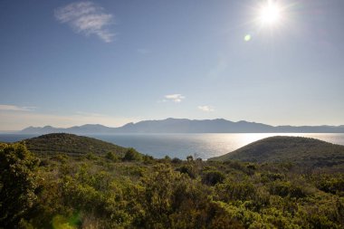 Kibar dalgaların çakıllı bir sahile vuruşunun resimsel bir sahnesi. 