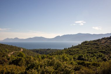 Kibar dalgaların çakıllı bir sahile vuruşunun resimsel bir sahnesi. 