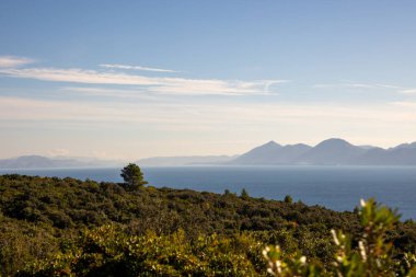 Kibar dalgaların çakıllı bir sahile vuruşunun resimsel bir sahnesi. 
