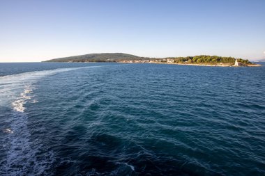 Berrak mavi suların dalgalandığı nefes kesici bir adayı yakalayan hava perspektifi, çevrelerinde huzur ve doğal güzellik arayanlar için idealdir..
