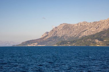 Göz kamaştırıcı bir panoramik kıyı şeridi berrak mavi sulara yansıyan dağlar doğanın saf güzelliğinin ve dinginliğinin barışçıl ama güçlü bir görüntüsünü somutlaştırıyor..