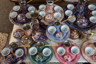 Çok canlı bir kahve seti. Karmaşık tasarımlar, renkler ve şekiller sergileniyor. Her kahve severin koleksiyonu ya da hediyesi için mükemmel..