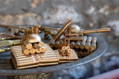 Bu resim, tankların ve topçuların sanatsal bronz kopyalarını sergiliyor, yaratıcılık ve askeri temanın bir karışımını ayrıntılı bir düzende yakalıyor..