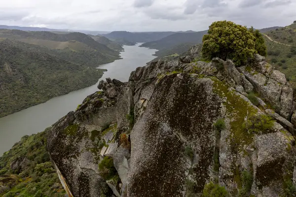 Görkemli kayalık uçurumlar ve canlı yeşilliklerle çevrili geniş bir panoramik nehir manzarası manzaranın ahengi ve ihtişamını gözler önüne seriyor..