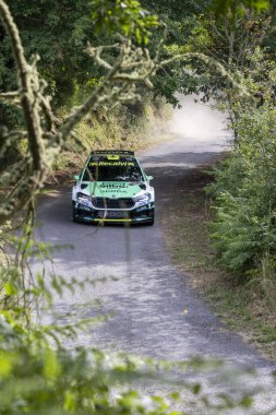 Ourense, İspanya, 13 Haziran 2025: Görüntü dar, dolambaçlı bir yolda ilerleyen bir ralli aracının yakın görüntüsünü sergiliyor.