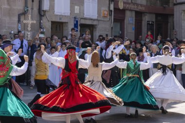 Allariz, İspanya, 13 Temmuz 2025: Bir grup insan geçit töreninde dans ediyor. İnsanlar renkli kıyafetler giyiyorlar ve geleneksel kıyafetler giyiyorlar..