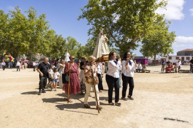 Allariz, İspanya, 13 Temmuz 2025: Büyük bir grup insan büyük bir heykelle sokakta yürüyorlar.