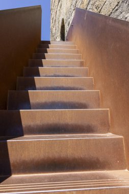 Merdivenler metalden yapılmıştır ve kahverengi renklidir. Çok dik ve bir sürü basamakları var.