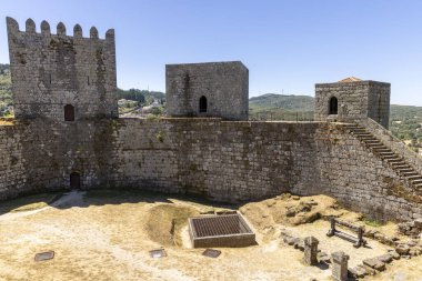 Kale eski ve bir sürü taşı var. Duvarlar çok yüksek ve tepeye çıkan birçok basamak var. Kale bir sürü ağaçla çevrili.