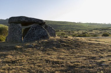 Büyük bir kaya yapısı kuru otların olduğu bir alanda bulunur. Bina kayalık bir yamaçla çevrili ve o bir mağara. Sahne sessiz ve huzurlu, insan aktivitesi belirtisi yok.