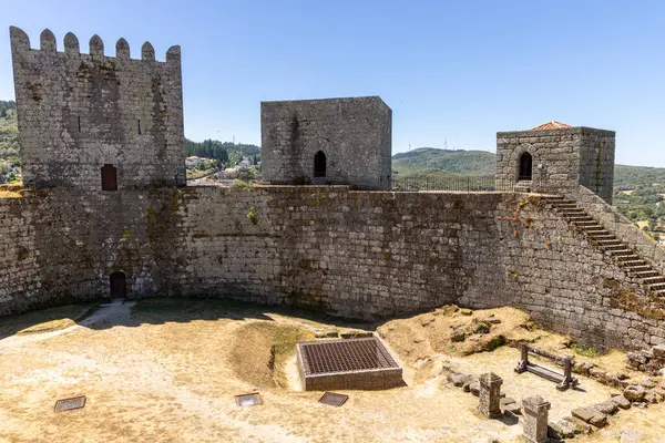 Kale eski ve bir sürü taşı var. Duvarlar çok yüksek ve tepeye çıkan birçok basamak var. Kale bir sürü ağaçla çevrili.