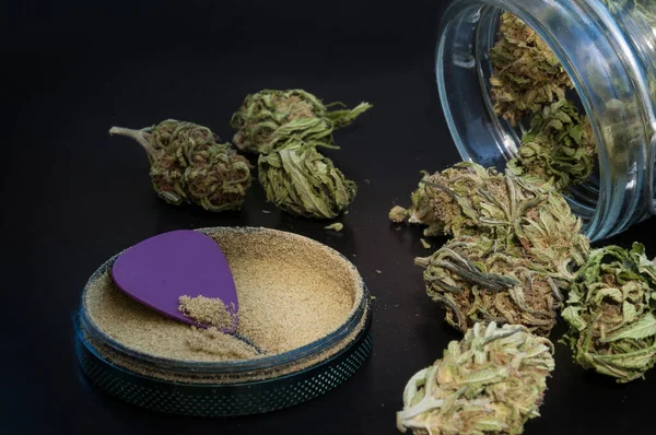 Kruidenmolen Vol Cannabis Stuifmeel Omgeven Door Droge Bloemen Van Medicinale Stockfoto