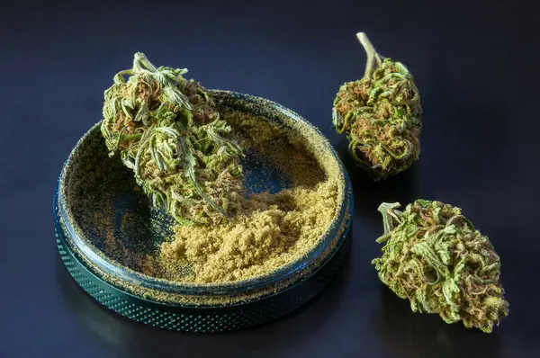 Molinillo Hierbas Lleno Polen Cannabis Rodeado Flores Secas Marihuana Medicinal Imágenes De Stock Sin Royalties Gratis