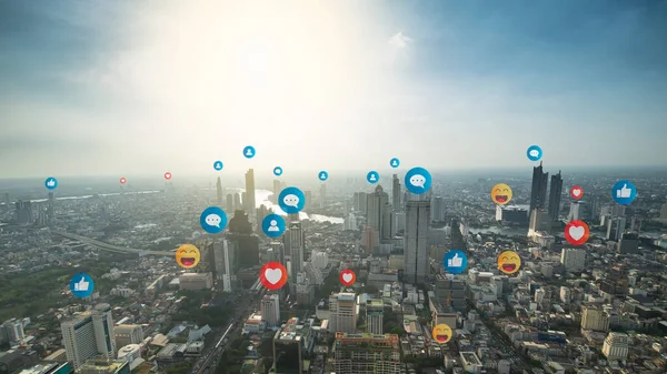 Концепция Социальных Медиа Технологий Иконы Эмодзи Летают Над Городским Пейзажем Лицензионные Стоковые Изображения