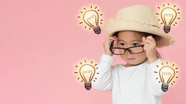 Kafasında ampul olan bir çocuk portresi. Beyin fırtınası ve fikir yürütmesi