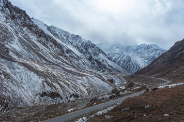 Dağ silsilesi içinde Pakistan peyzaj