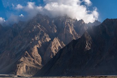 Dağ silsilesi içinde Pakistan peyzaj
