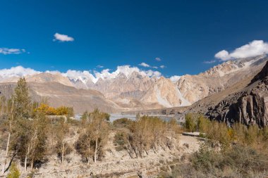 Dağ silsilesi içinde Pakistan peyzaj