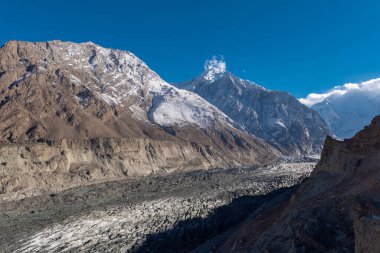 Dağ silsilesi içinde Pakistan peyzaj