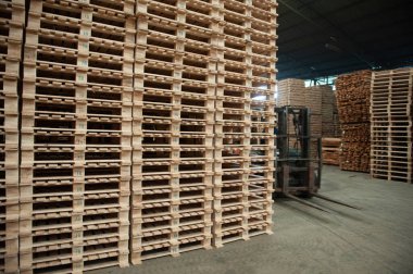 Palet - ahşap nakliye konteynırı, tahsilat için zemin