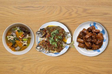 Tahta masadaki lezzetli yemekler.