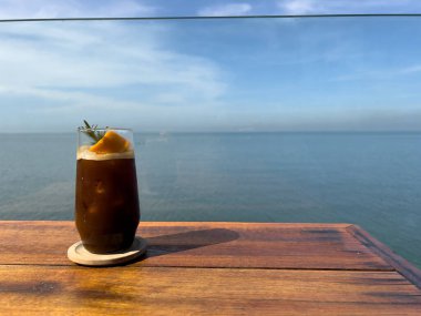 Kumsalda çöl ve kahveyle rahatla.