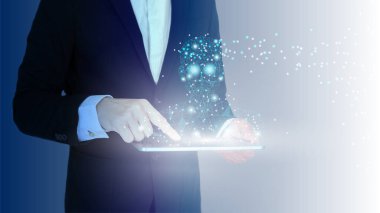 Sanal arka planda çalışan iş adamı 