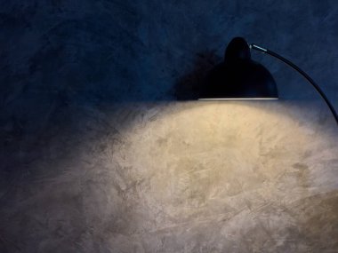 Üst aydınlığa sahip koyu beton çevre