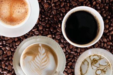 kahve fincanı kahve çekirdeği ile 