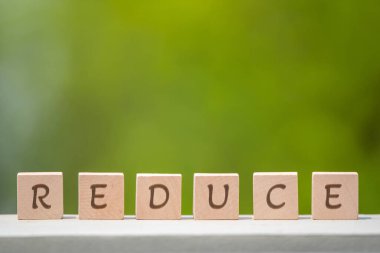 Çevre enerjisi tasarruf kavramı yeşil BG ile ahşap kutu üzerinde metin