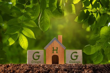 Çevre enerjisi tasarruf kavramı yeşil BG ile ahşap kutu üzerinde metin