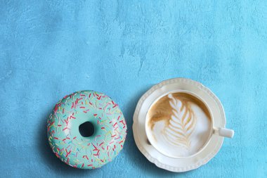 3 boyutlu pembe çörek mavi BG 'de izole edildi.