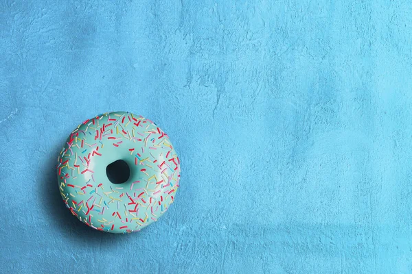 Рожевий Пончик Ізольований Синьому — стокове фото