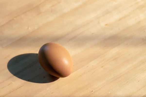 木制桌子上的褐色鸡蛋 — 图库照片