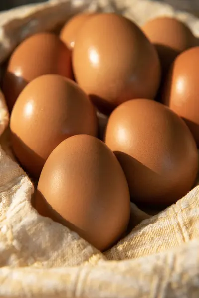 木制桌子上的褐色鸡蛋 — 图库照片